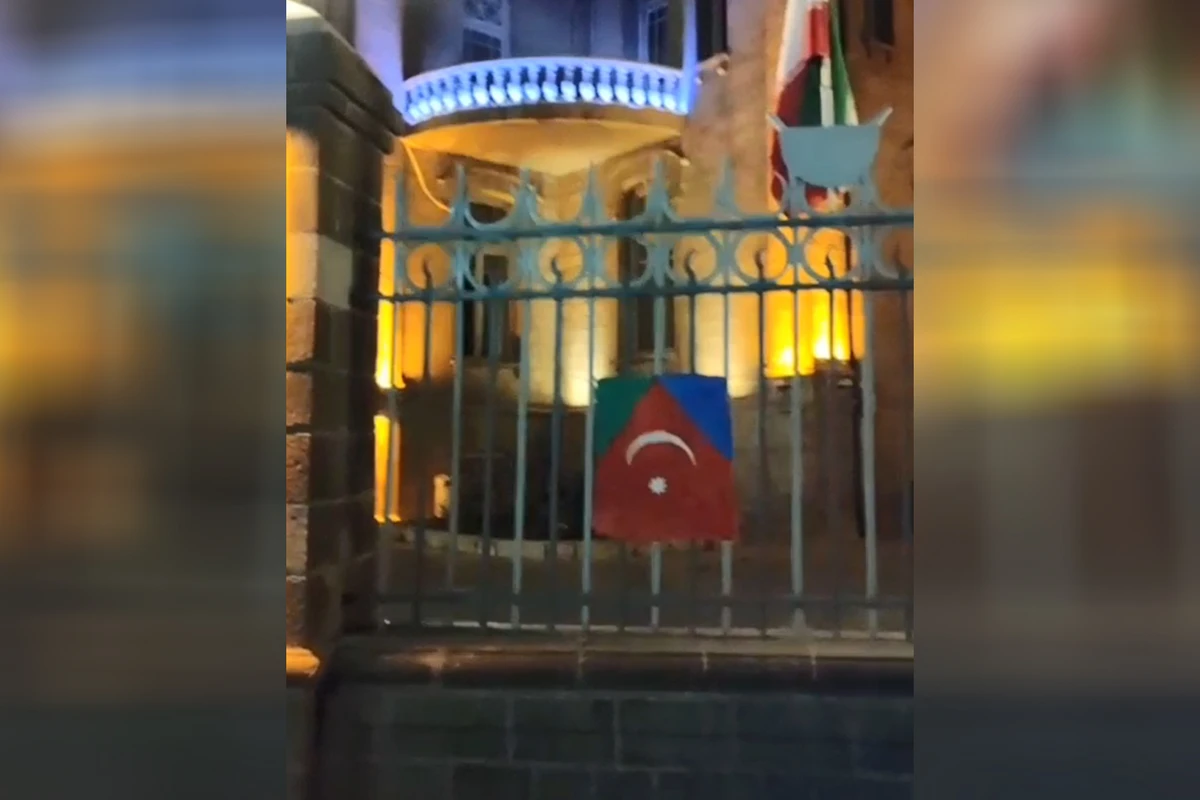 Təbrizdə dövlət binalarına Güney Azərbaycanın bayrağı asılır - VİDEO