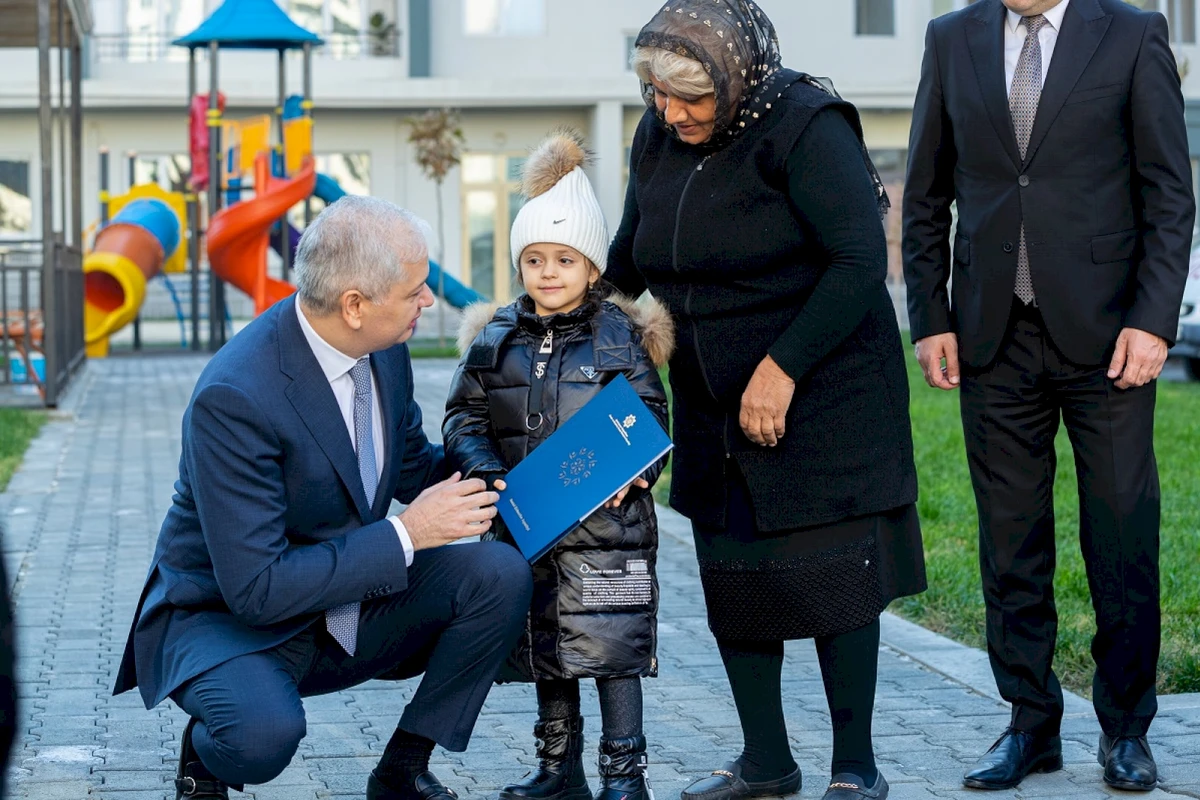 Gəncədə şəhid ailələrinə və müharibə əlillərinə 30 mənzil təqdim edilib - FOTO