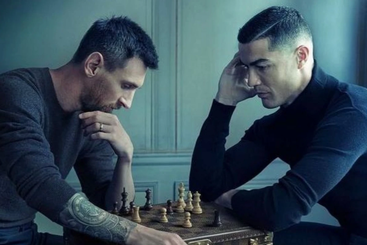 Messi və Ronaldo şahmat taxtası arxasında