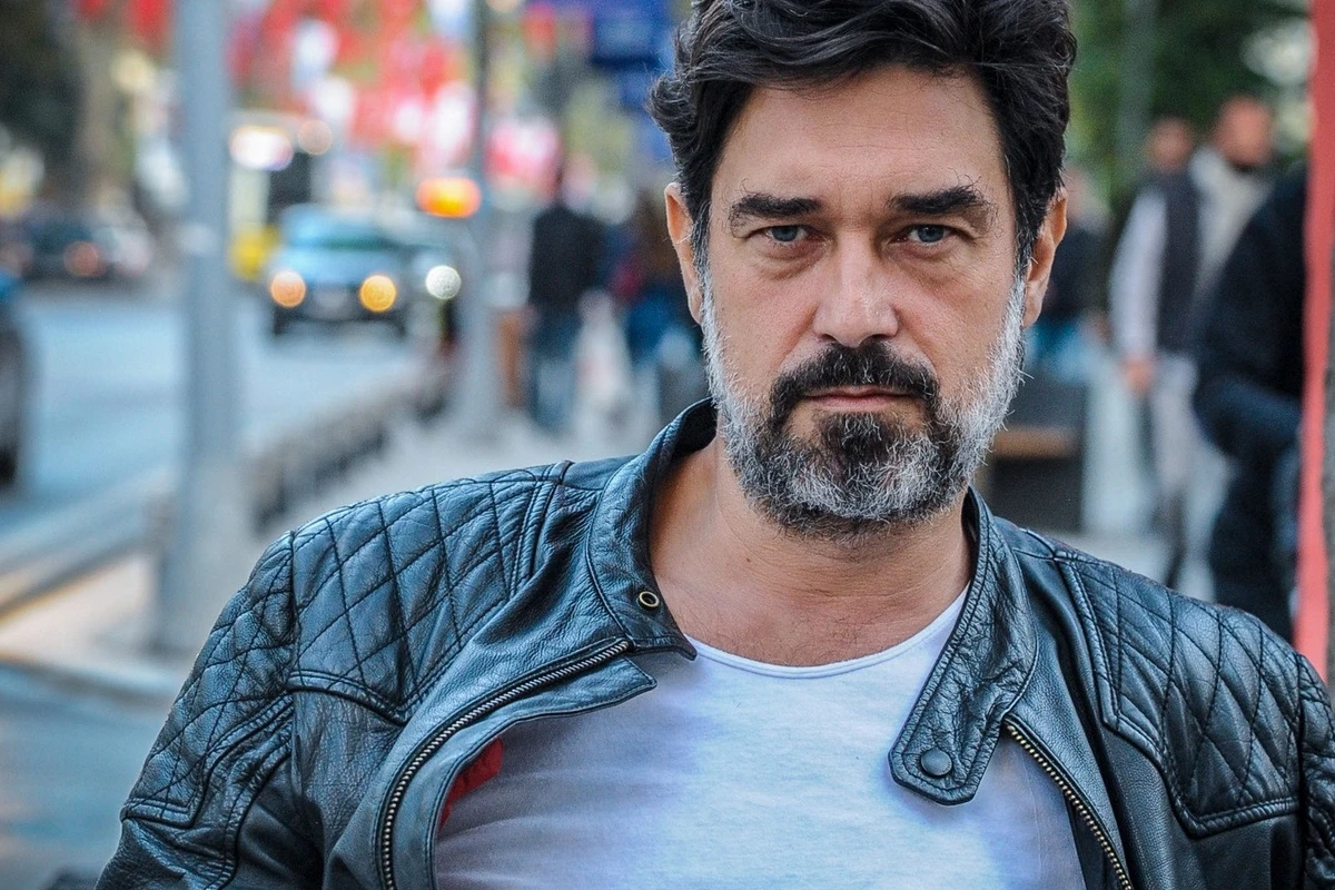 50 yaşlı aktyor yeni sevgilisi ilə - FOTO