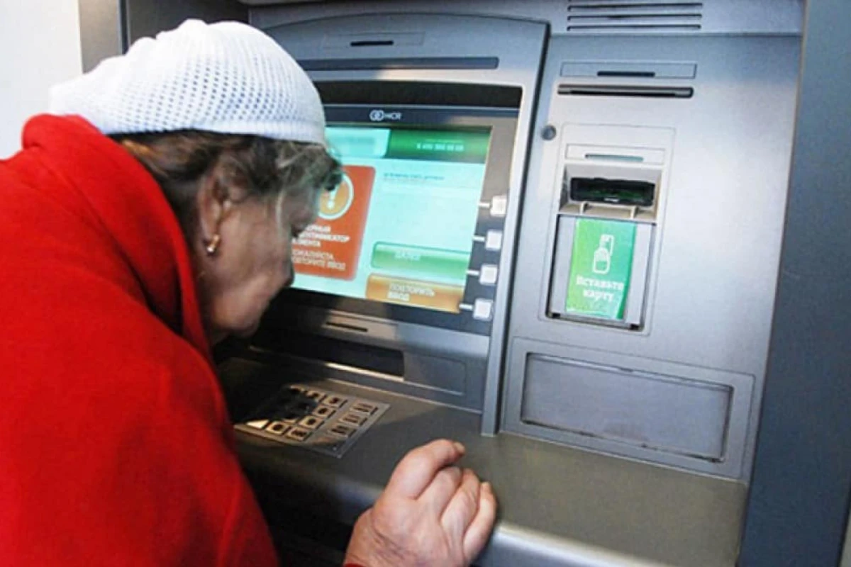 Bankomatdan pul çıxaran 62 yaşlı qadına qarşı quldurluq edildi