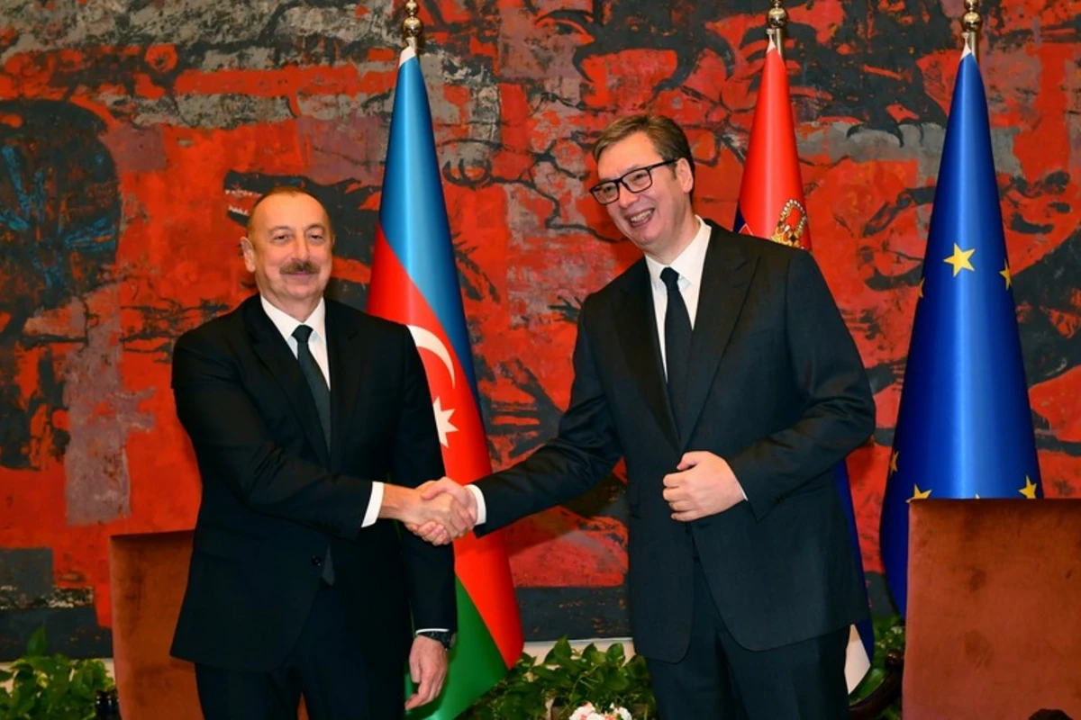 İlham Əliyev Taşmaydan parkında Heydər Əliyevin və Milorad Paviçin abidələrini ziyarət edib