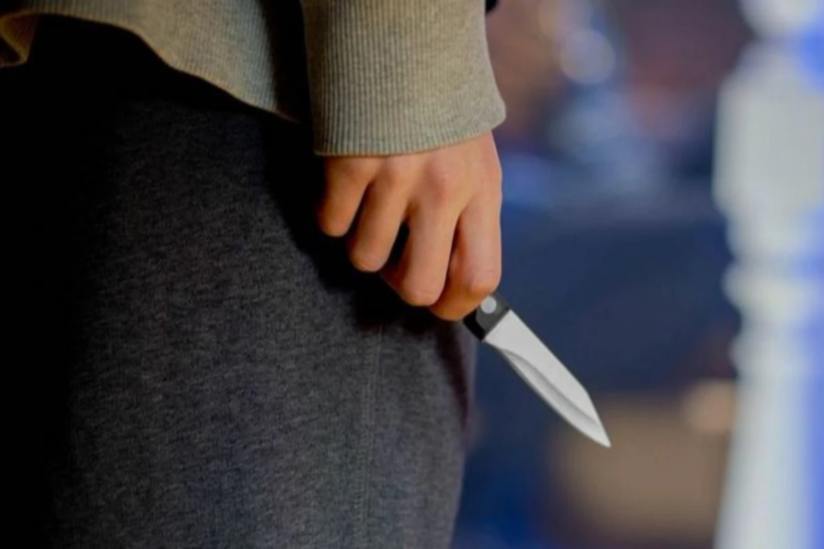 В Баку мужчина нанес ножевые ранения своему 2-летнему ребенку
