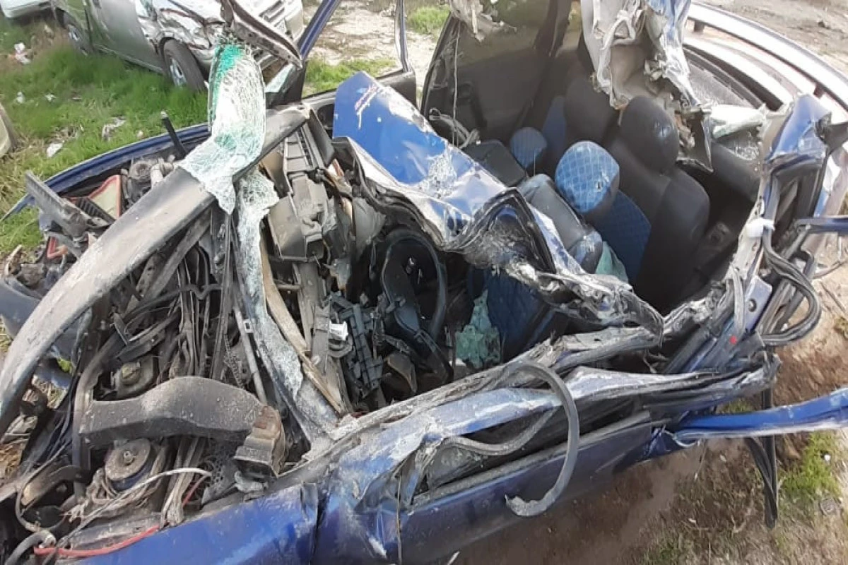 В Сумгайыте легковой автомобиль врезался в грузовик, есть погибший