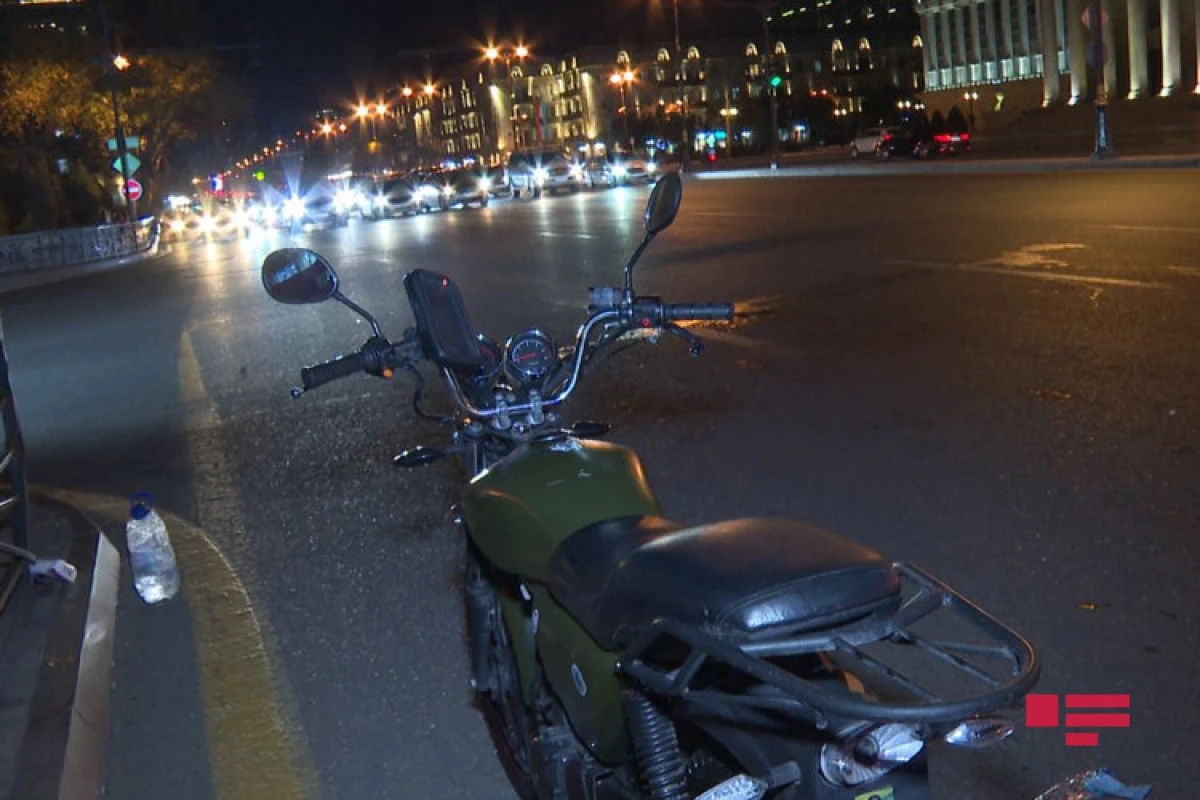 Bakıda motosikletçi işıqforun qırmızı işığından keçərək qəza törədib - FOTO Bakıda motosikletçi işıqforun qırmızı işığından keçərək qəza törədib - FOTO