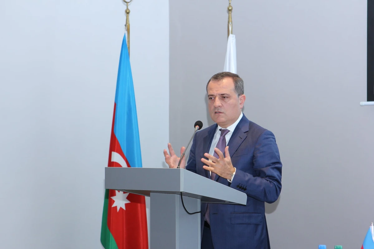 Ceyhun Bayramov Aktauda bəyanatla çıxış edir