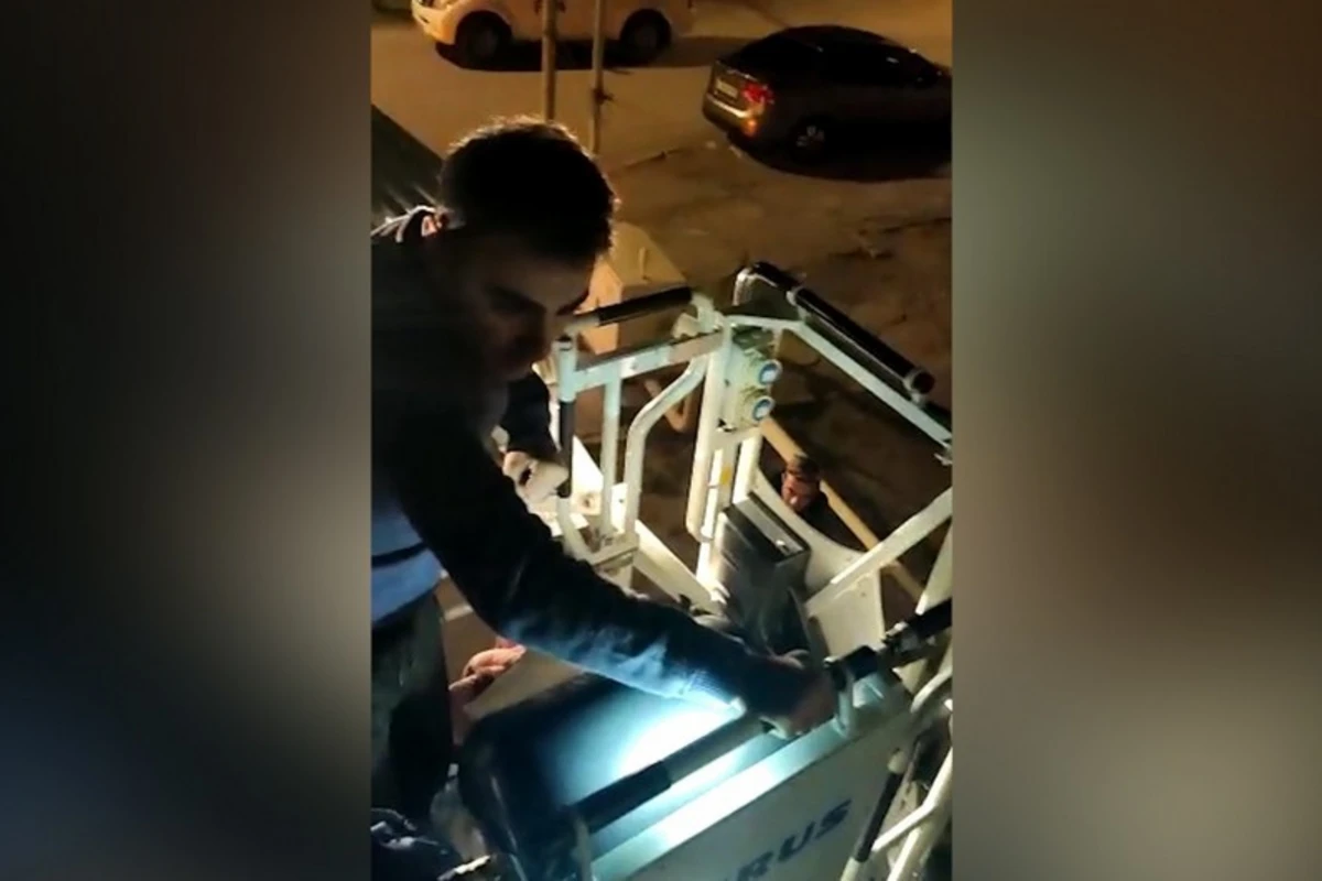 4-cü mərtəbədən yıxılıb sağ qaldı - FOTO/VİDEO