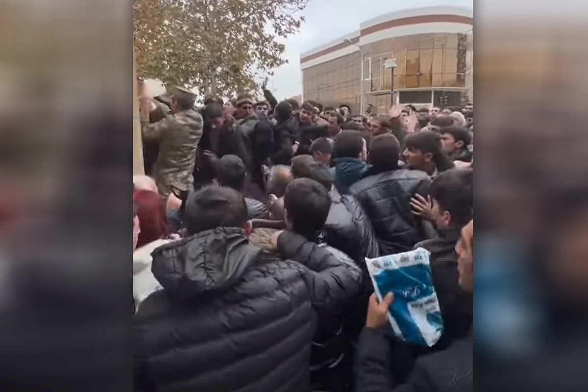 Gəncədə baş verən izdiham Kəmaləddin Heydərova görə imiş - VİDEO Gəncədə baş verən izdiham Kəmaləddin Heydərova görə imiş - VİDEO