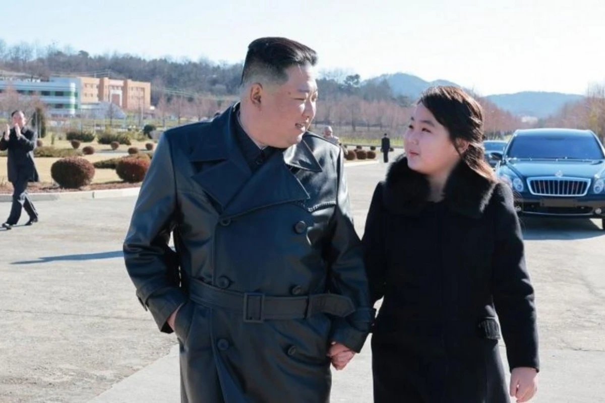 Şimali Koreya lideri qızı ilə ictimaiyyət qarşısına çıxdı - FOTO Şimali Koreya lideri qızı ilə ictimaiyyət qarşısına çıxdı - FOTO
