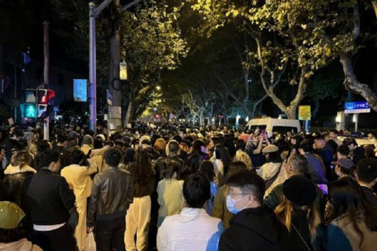 Çində koronavirusla bağlı məhdudiyyətlərə qarşı etirazlar keçirilib Çində koronavirusla bağlı məhdudiyyətlərə qarşı etirazlar keçirilib