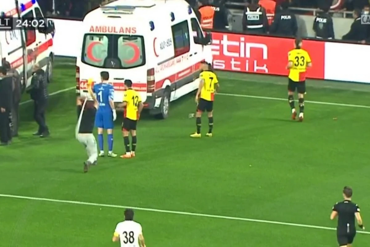 Türkiyədəki futbol matçında qapıçıya hücum olub, oyun yarımçıq qalıb
