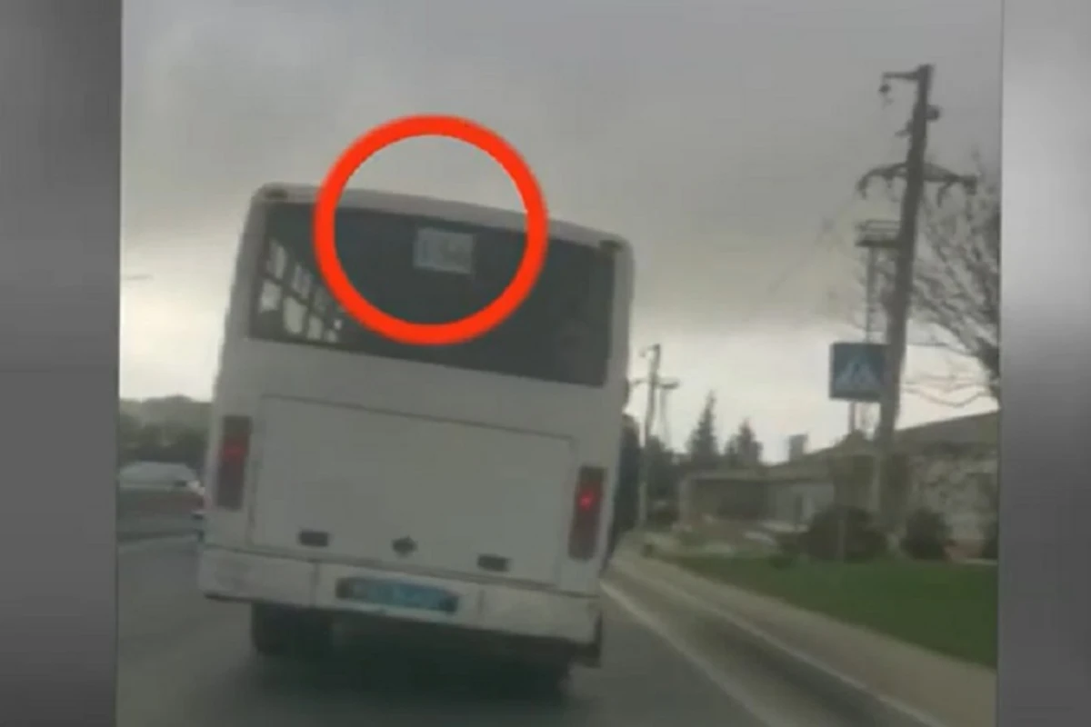 Bakıda sürücü avtobusu təhlükəli vəziyyətdə idarə edib VİDEO