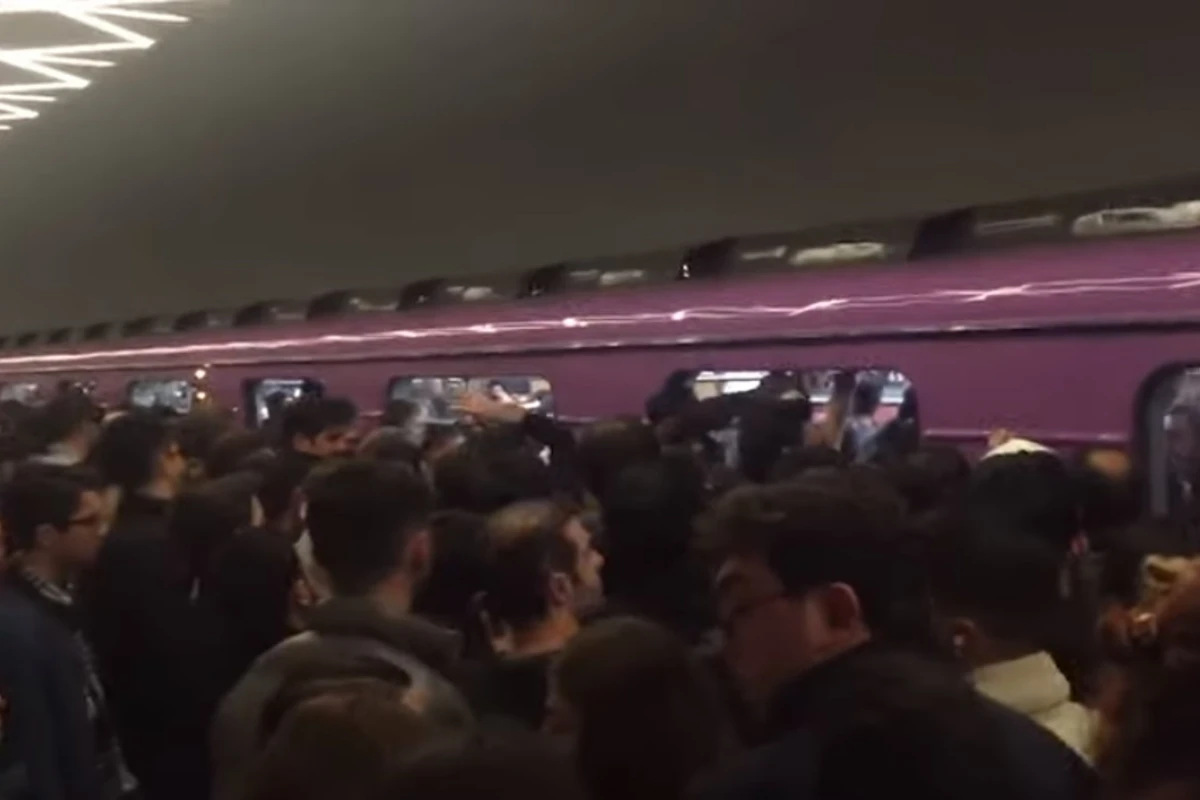 Metroda biabırçı mənzərə - Hamı bu görüntüdən danışır - VİDEO Metroda biabırçı mənzərə - Hamı bu görüntüdən danışır - VİDEO