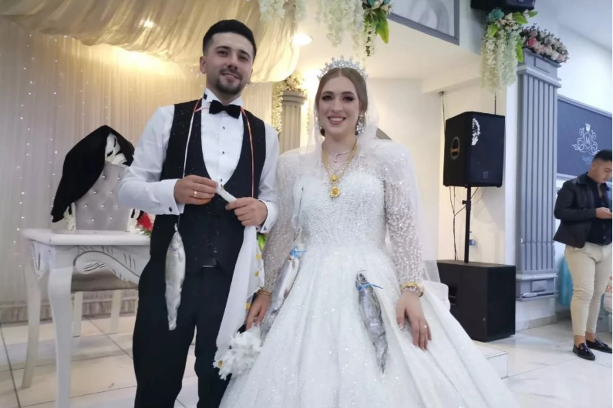 Bəylə gəlinin boynundan qızıl əvəzinə BALIQ ASDILAR - FOTO/VİDEO