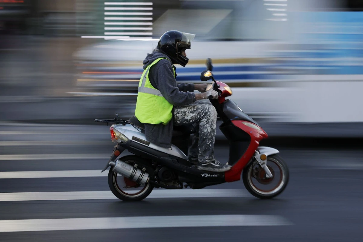 Moped sürücülərinin DİQQƏTİNƏ: Sürücülük vəsiqəsi tələb olunacaq