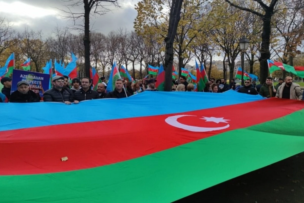 Azərbaycanlılar Fransa Milli Assambleyasının qarşısında etiraz aksiyası keçirirlər - FOTO