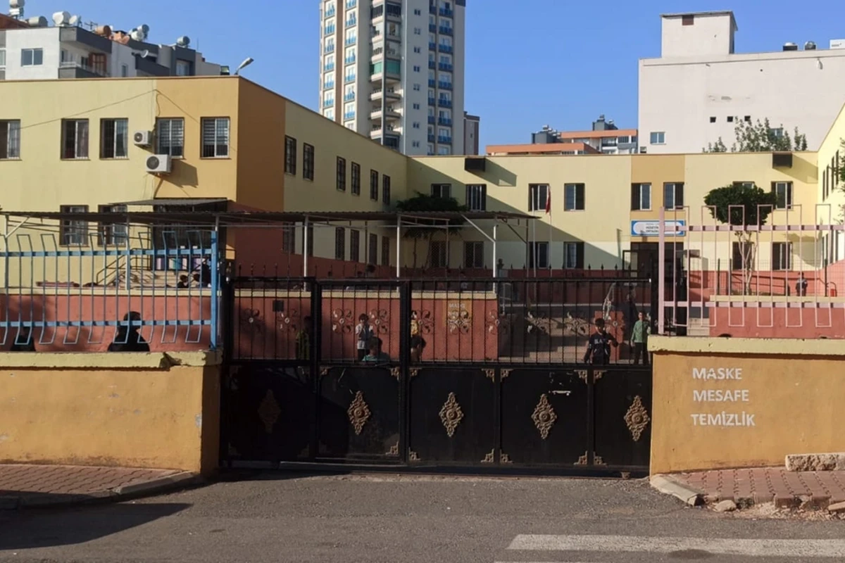 Türkiyədə məktəbdə DƏHŞƏT: 12 yaşlı qız sinif yoldaşını bıçaqlayıb öldürdü Türkiyədə məktəbdə DƏHŞƏT: 12 yaşlı qız sinif yoldaşını bıçaqlayıb öldürdü