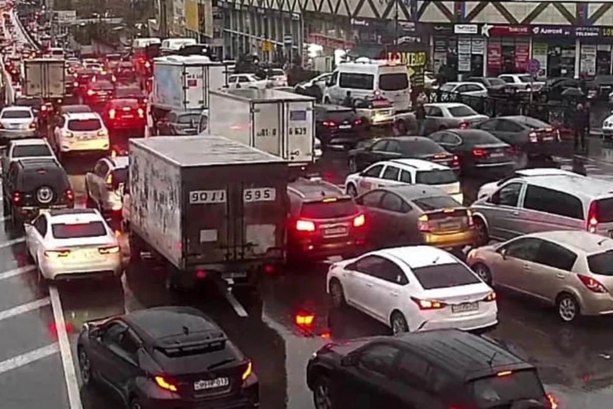 Bakıda sıxlıq olan yollar açıqlanıb
