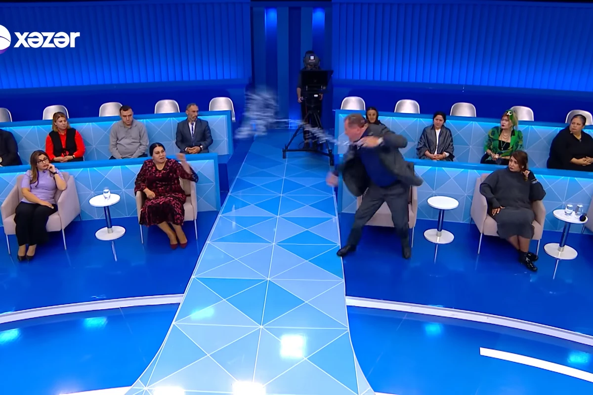 Драка в прямом эфире Xəzər TV: В известного адвоката плеснули водой - ВИДЕО