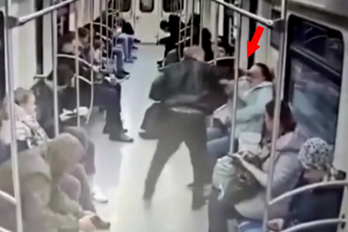 Metroda telefonda uca səslə danışan qadının üzünü kəsdilər - VİDEO