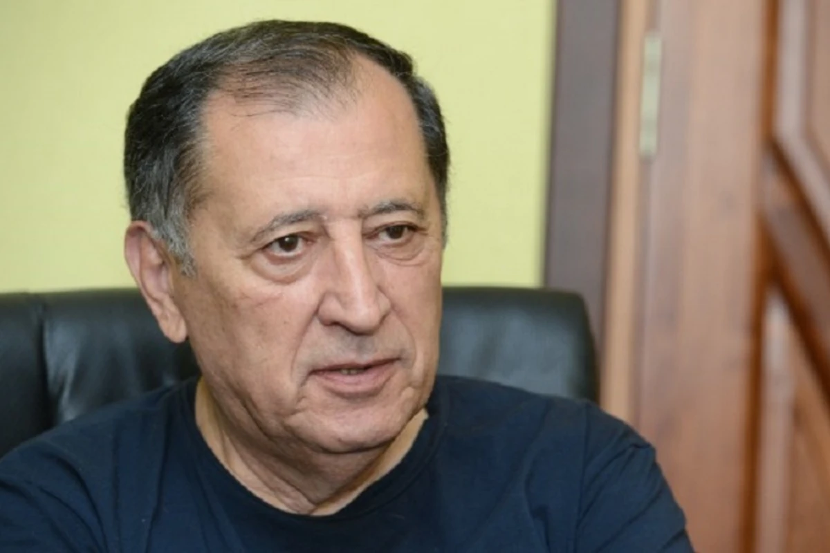 “Kamaləddin Heydərov gecə saat 2-də yığır ki, dur gəl” - Baba Vəziroğlu “Kamaləddin Heydərov gecə saat 2-də yığır ki, dur gəl” - Baba Vəziroğlu