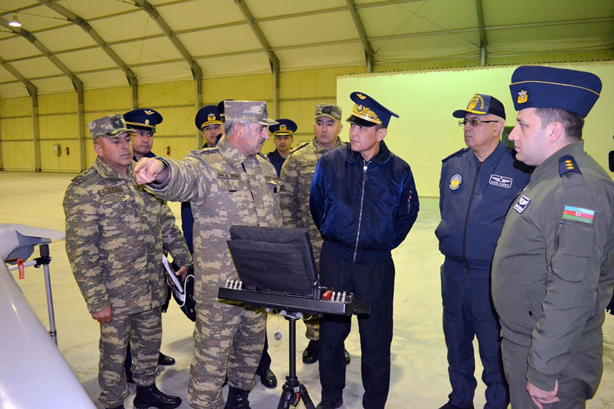 Özbəkistan müdafiə nazirinin müavini HHQ-nin hərbi hissəsində olub - FOTO Özbəkistan müdafiə nazirinin müavini HHQ-nin hərbi hissəsində olub - FOTO