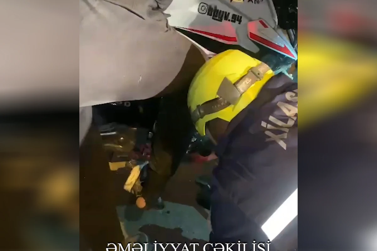 Bakıda motosikletin dəmiri sürücünün ayağına girdi - VİDEO
