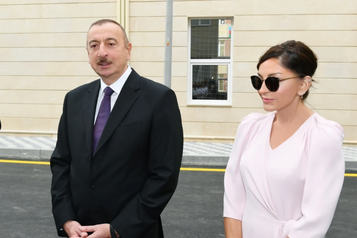 İlham Əliyev və Mehriban Əliyeva Orta Zəyziddə istehsal müəssisəsində yaradılan şəraitlə tanış olublar - YENİLƏNİB İlham Əliyev və Mehriban Əliyeva Orta Zəyziddə istehsal müəssisəsində yaradılan şəraitlə tanış olublar - YENİLƏNİB