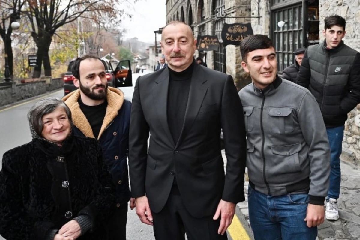 Prezident İlham Əliyev və birinci xanım Mehriban Əliyeva Şəkidə sakinlərlə görüşüblər - FOTO