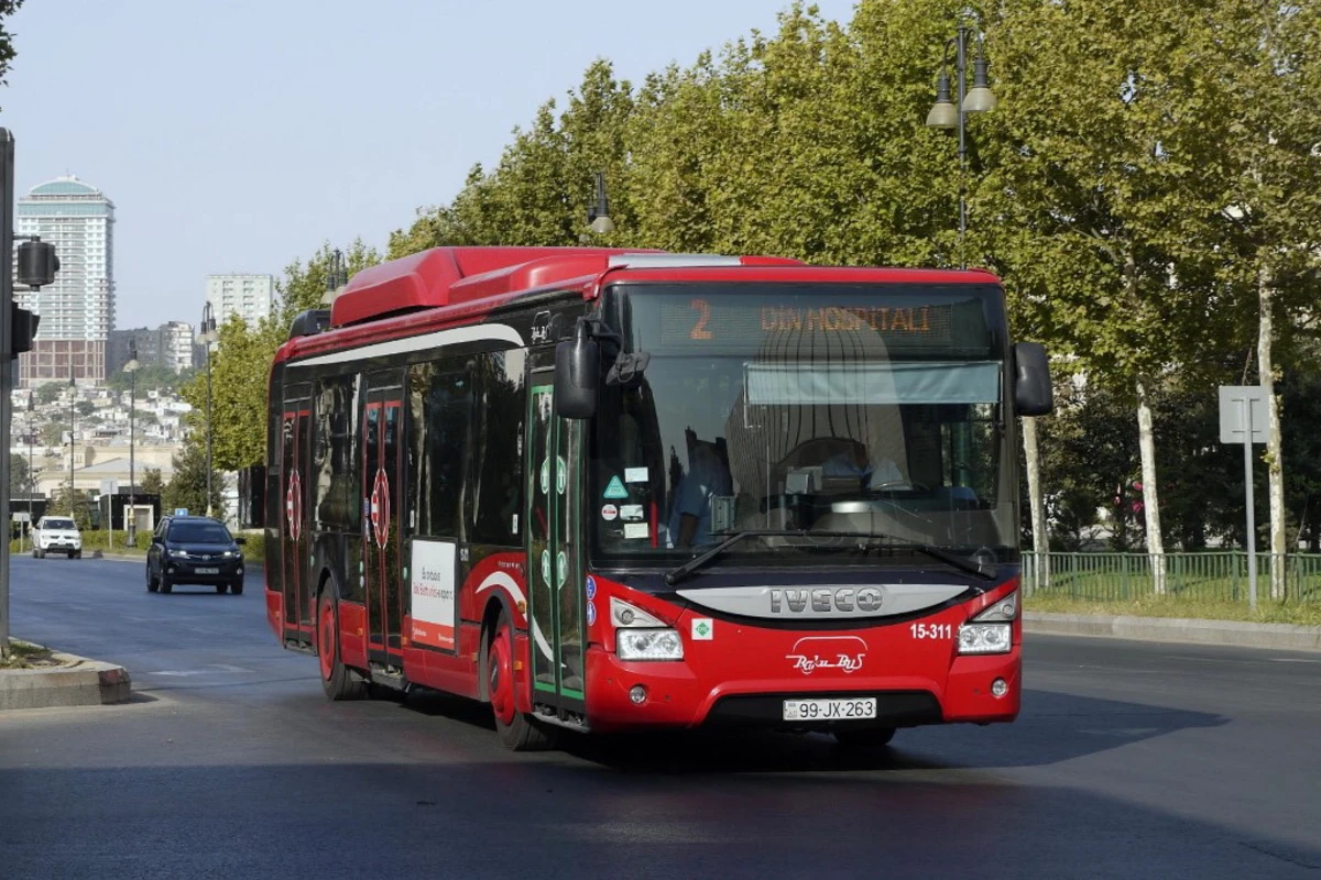 Görmə məhdudiyyətli insanlar üçün avtobuslarda dayanacaq adlarının səsləndirilməsinə başlanıb - FOTO