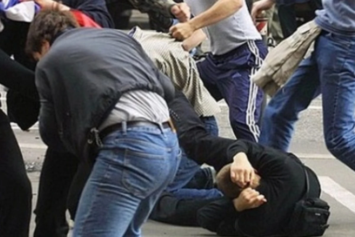 Bakıda 15 yaşlı gənci bir neçə nəfər döyüb Bakıda 15 yaşlı gənci bir neçə nəfər döyüb
