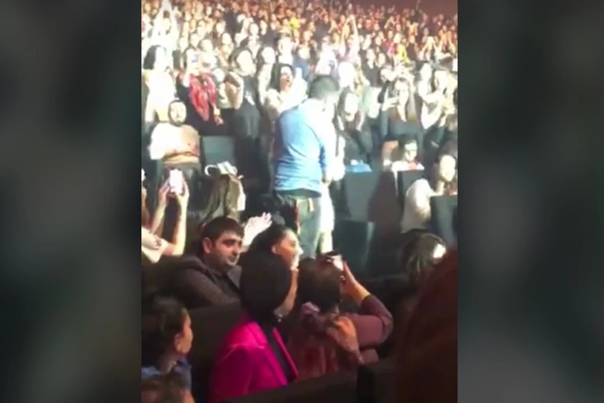 Türkiyəli məşhur müğənninin Bakıdakı konsertində EVLİLİK TƏKLİFİ - VİDEO Türkiyəli məşhur müğənninin Bakıdakı konsertində EVLİLİK TƏKLİFİ - VİDEO