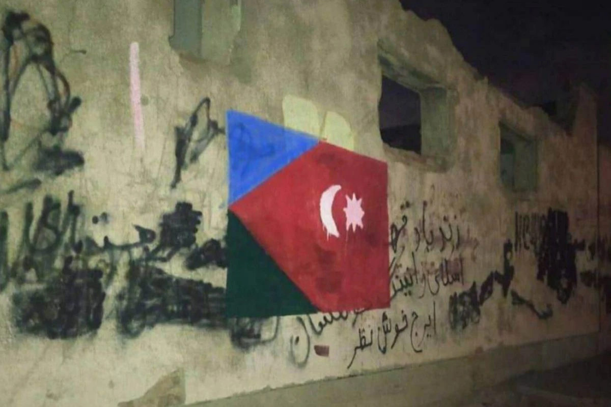 Güney Azərbaycan şəhərlərində divarlara Milli Mübarizə Hərəkatının bayrağı çəkildi - FOTO