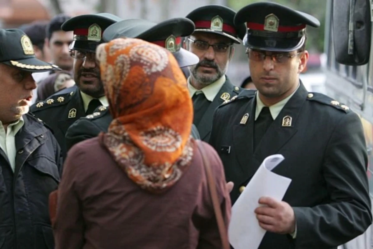 Əxlaq polisini ləğv edən İran hökuməti bu dəfə məcburi hicab məsələsinə yenidən baxacaq - FOTO Əxlaq polisini ləğv edən İran hökuməti bu dəfə məcburi hicab məsələsinə yenidən baxacaq - FOTO