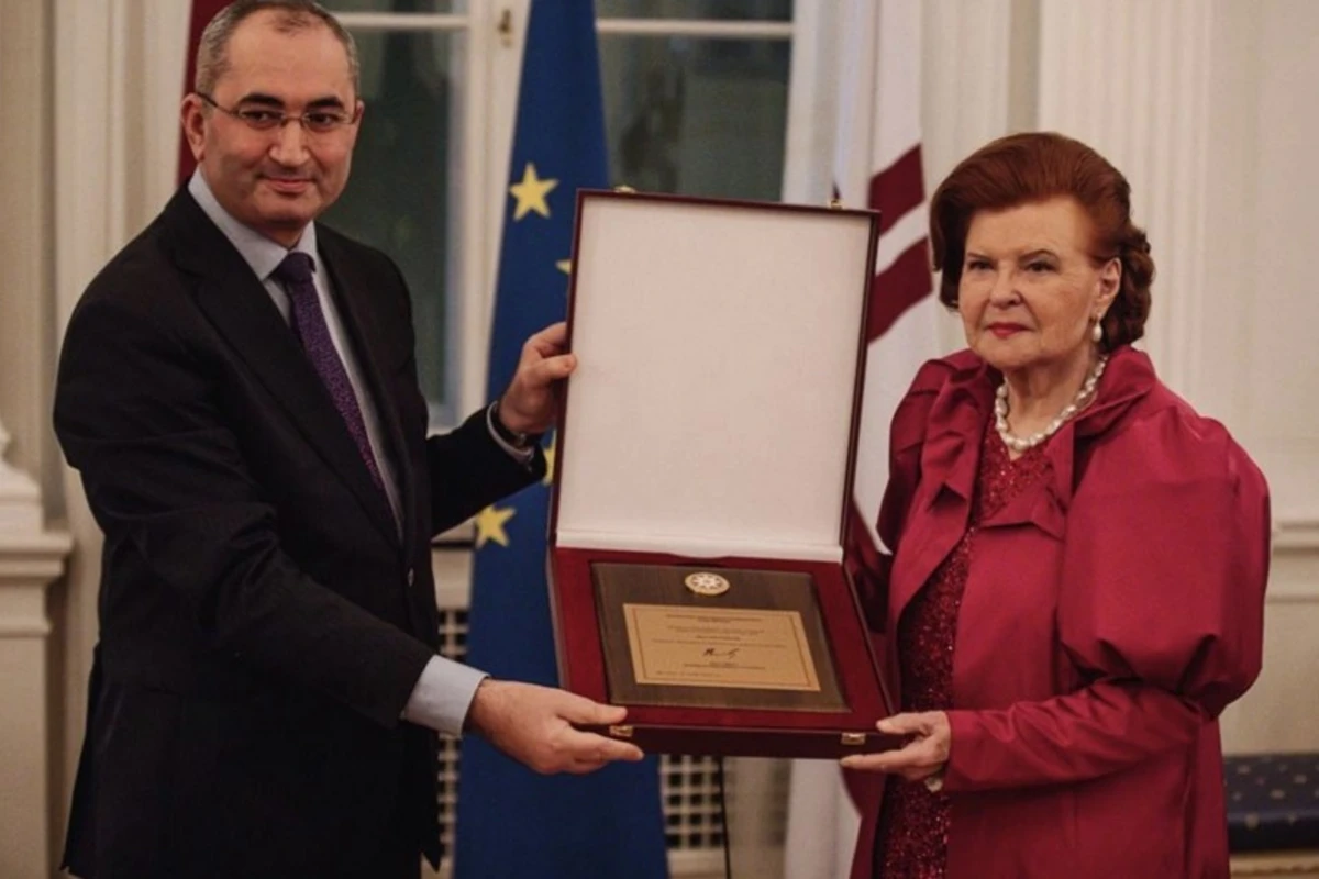 Vayra Vike-Freyberqaya “Azərbaycan Respublikası Prezidentinin fəxri diplomu” təqdim edilib Vayra Vike-Freyberqaya “Azərbaycan Respublikası Prezidentinin fəxri diplomu” təqdim edilib