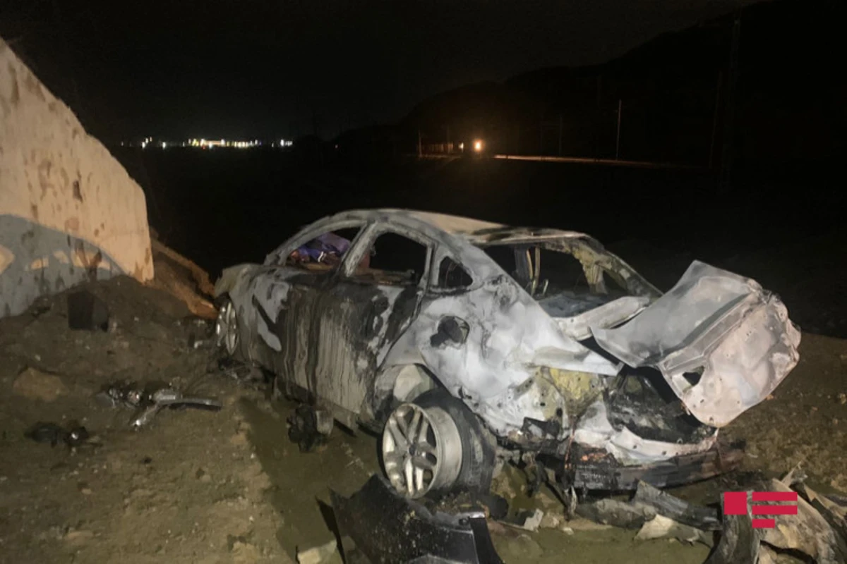 Bakıda avtomobil körpüdən dəmiryolu xəttinə aşaraq yanıb - FOTO Bakıda avtomobil körpüdən dəmiryolu xəttinə aşaraq yanıb - FOTO