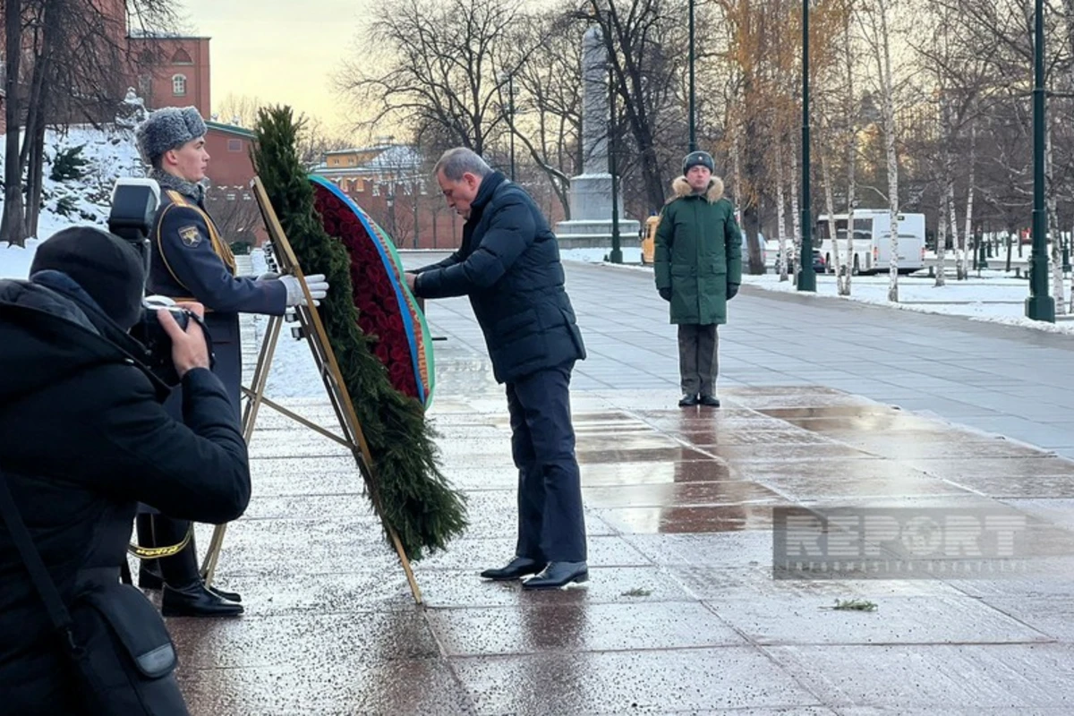 Ceyhun Bayramov Moskvada naməlum əsgərin məzarı önünə əklil qoyub - FOTO