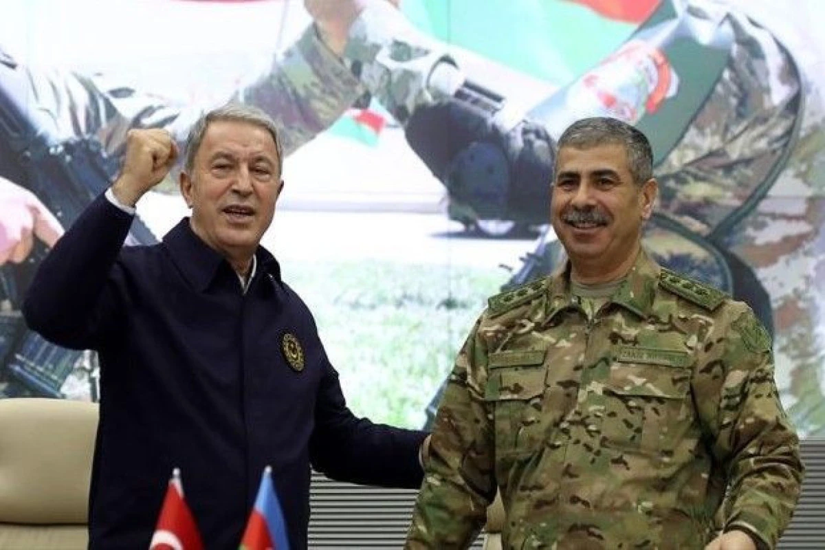 Zakir Həsənov və Hulusi Akar hərbi təlimi izləyiblər Zakir Həsənov və Hulusi Akar hərbi təlimi izləyiblər