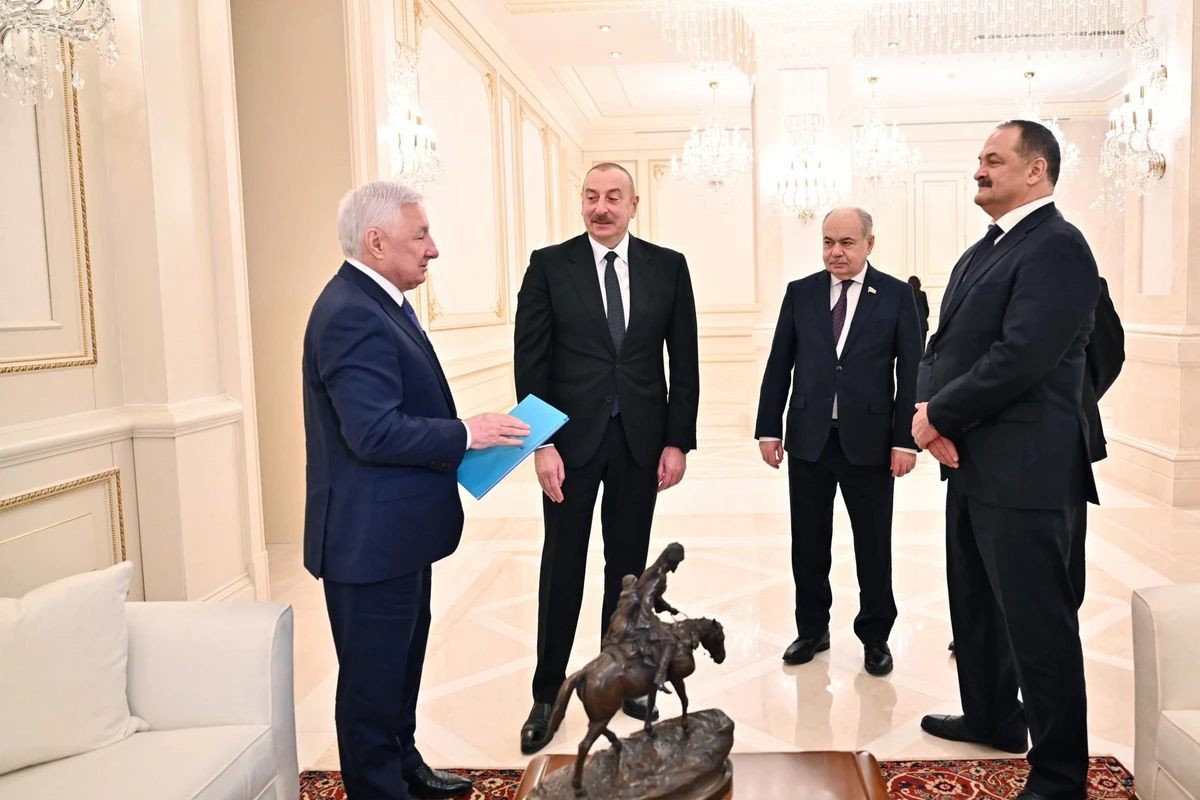 Əziz Əliyevin vaxtilə iş otağında olan heykəltəraşlıq əsəri Azərbaycan Prezidentinə təqdim edilib - FOTO