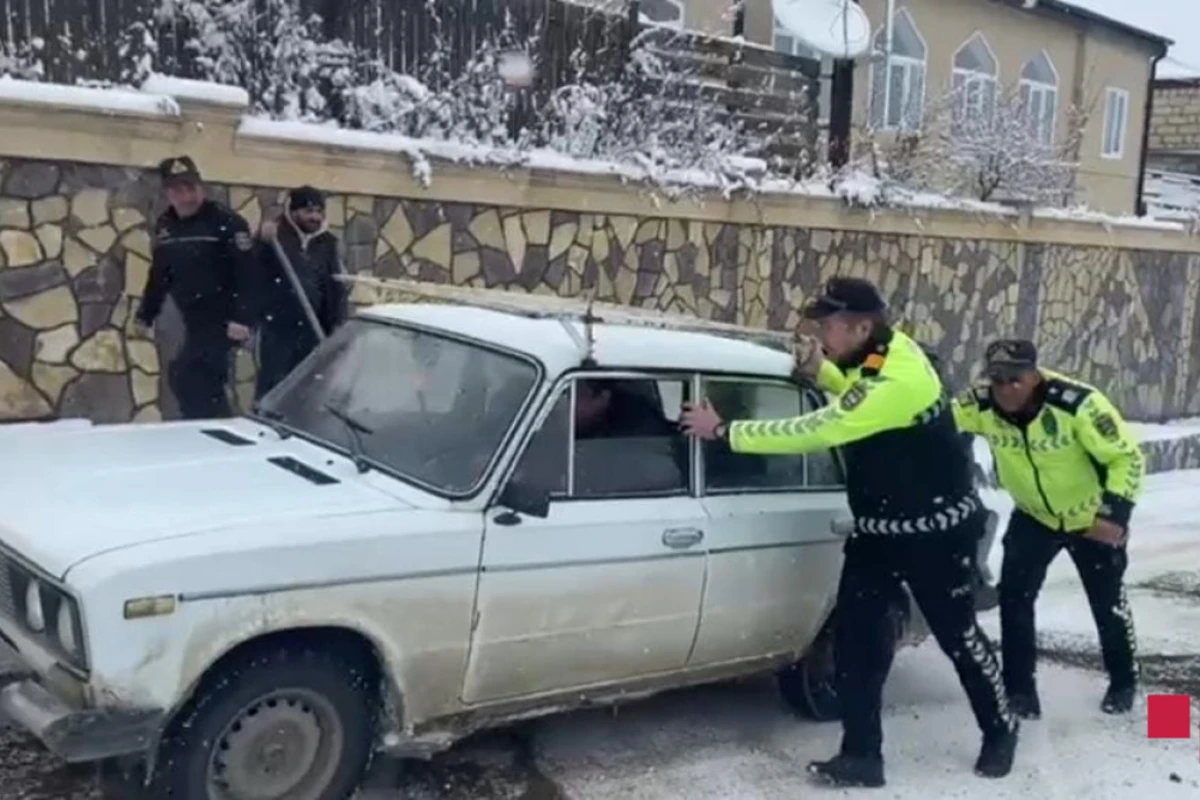 Qarlı hava Gədəbəy yollarında problem yaradıb - FOTO