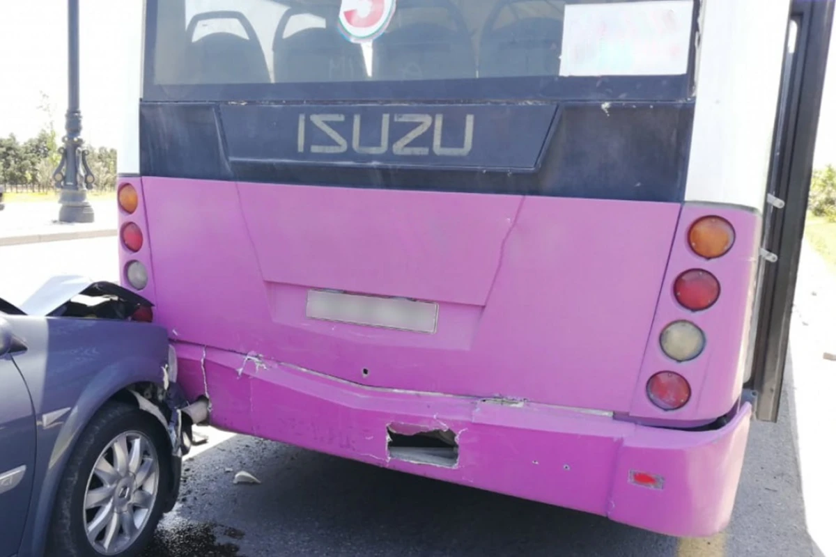 В Баку пассажирский автобус попал в аварию
