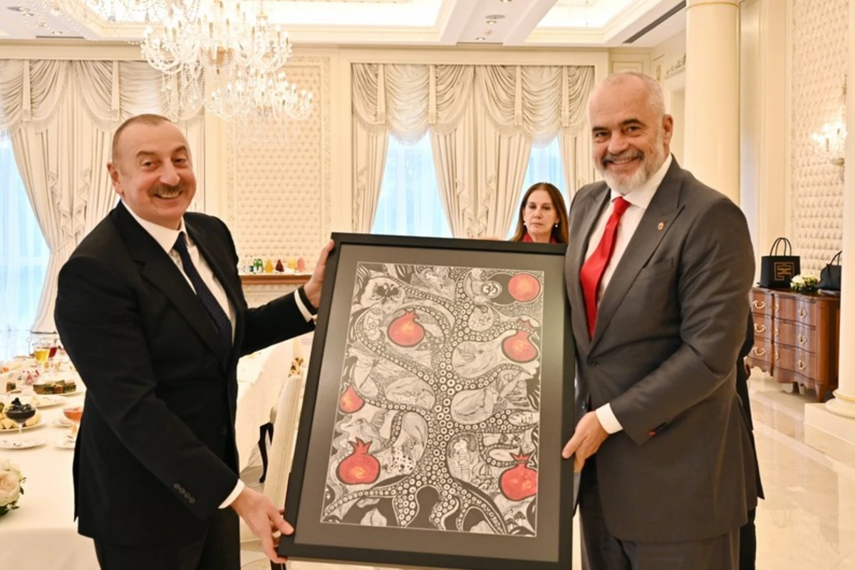 İlham Əliyev Leyla Əliyevanın çəkdiyi rəsm əsərini Albaniyanın Baş nazirinə hədiyyə edib İlham Əliyev Leyla Əliyevanın çəkdiyi rəsm əsərini Albaniyanın Baş nazirinə hədiyyə edib