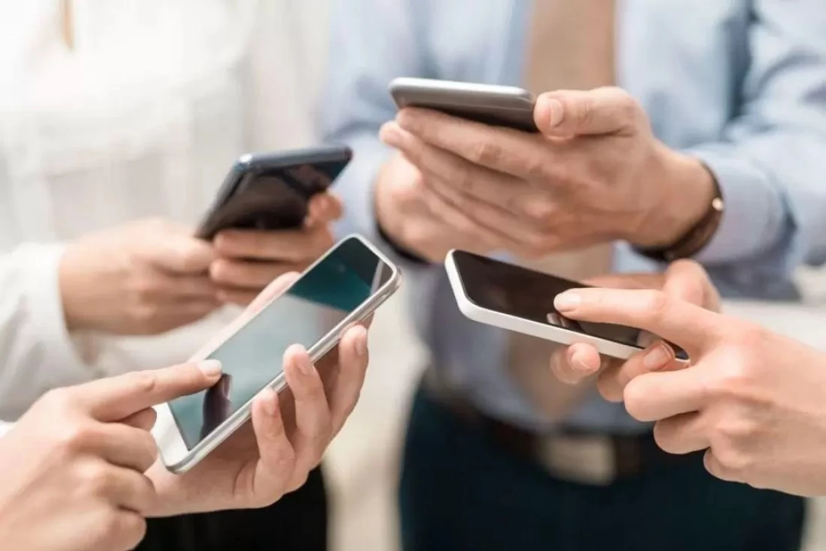 Azərbaycanda mobil telefonlarla bağlı yeni qadağalar tətbiq ediləcək Azərbaycanda mobil telefonlarla bağlı yeni qadağalar tətbiq ediləcək