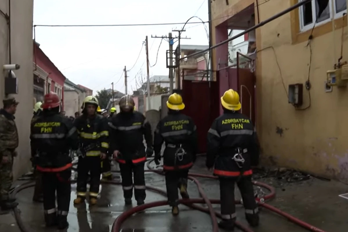 Ata övladını yanğından xilas etmək üçün özünü yuxarı mərtəbədən atdı - VİDEO