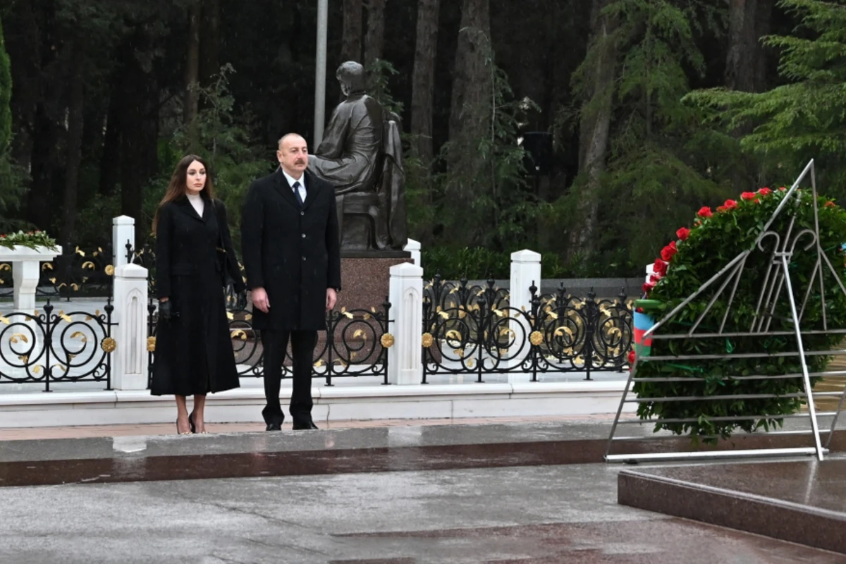 Ильхам Алиев и Мехрибан Алиева посетили могилу Гейдара Алиева - ФОТО