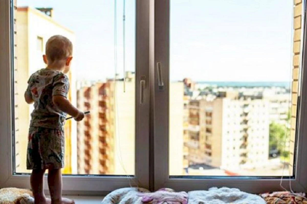 Abşeronda 1 yaşlı körpə ikinci mərtəbədən yıxılıb