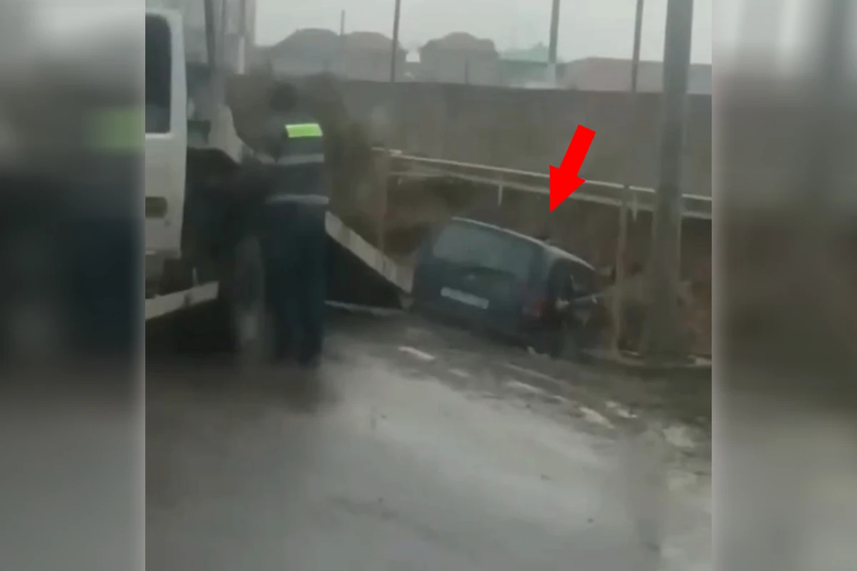 Bakıda Opel yoldan çıxaraq aşıb - VİDEO