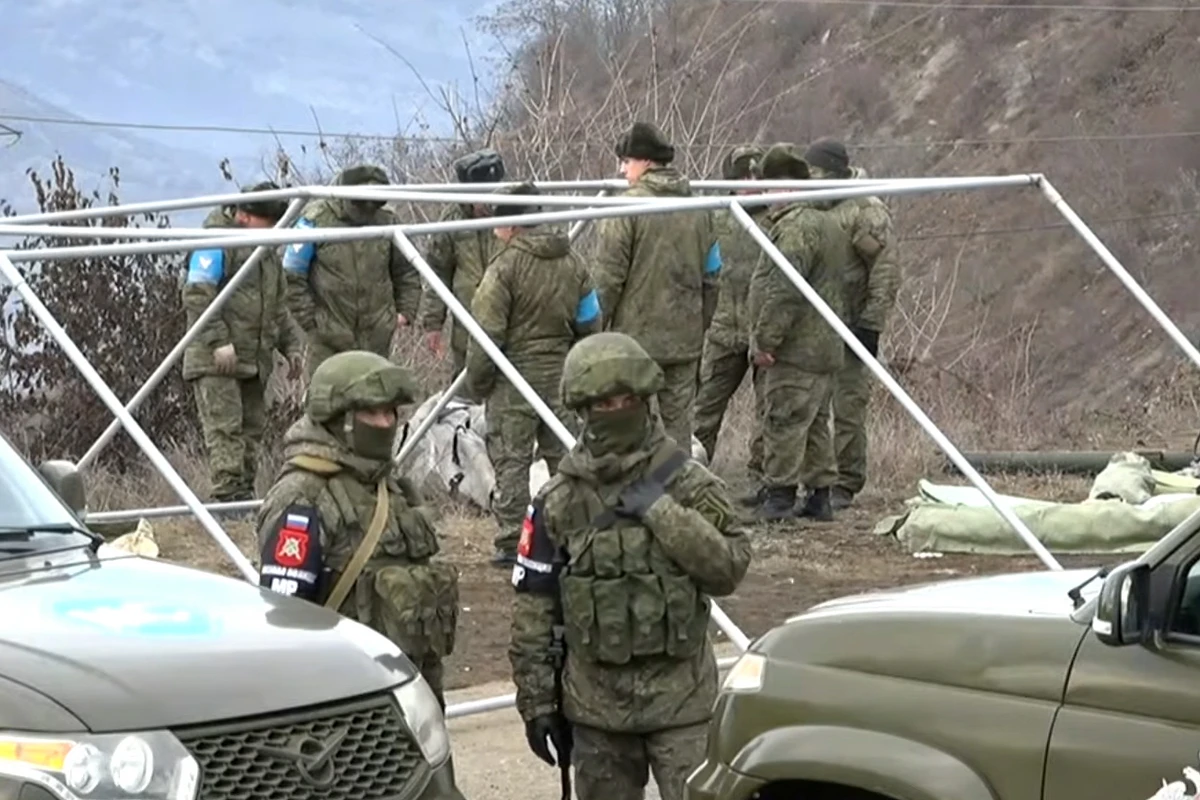Российские миротворцы устанавливают палатки на дороге Шуша-Ханкенди, где проходит акция НПО - ФОТО