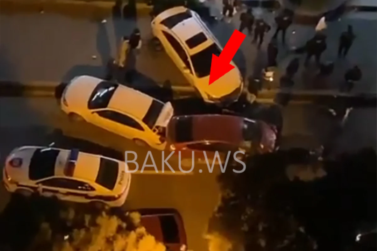 Bakıda məşhur otelin qarşısında üç avtomobil toqquşdu - VİDEO
