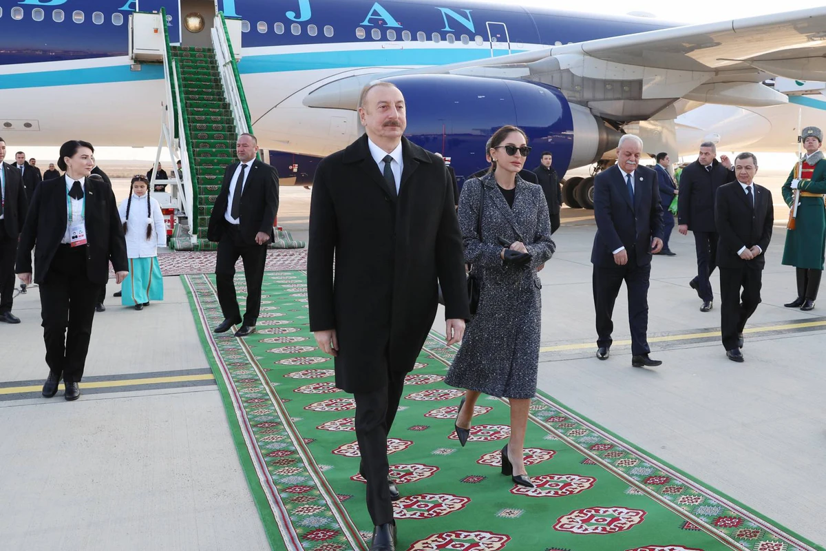 Ильхам Алиев и Мехрибан Алиева отправились с визитом в Туркменистан - ФОТО
